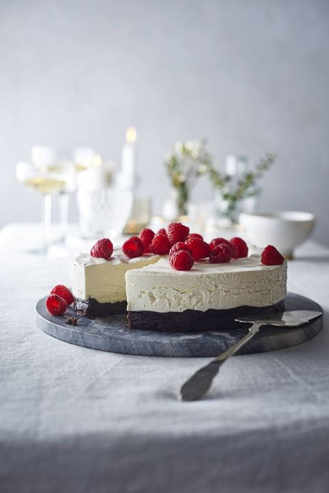 recipe image Lakritsbrownie med citronmousse & hallon