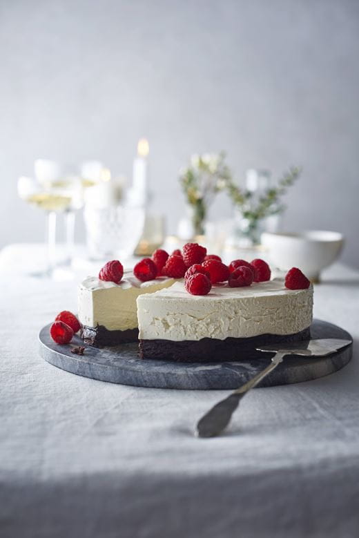 recipe image Lakritsbrownie med citronmousse & hallon