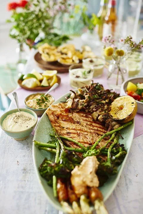 recipe image Grillad lax med citron- och svartpepparhollandaise