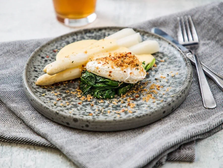 recipe image Ägg Benedict med vit sparris och hollandaisesås