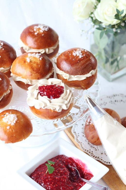 recipe image Semlor med Kolakräm