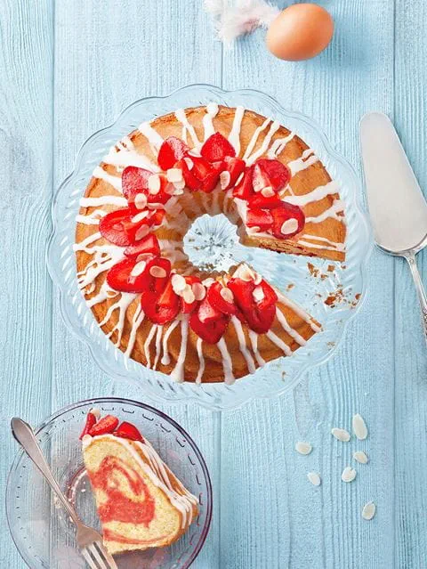 recipe image Mandelkaka med jordgubbsrippel