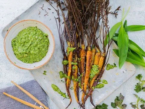 recipe image Ramslökpesto med nässlor och morötter