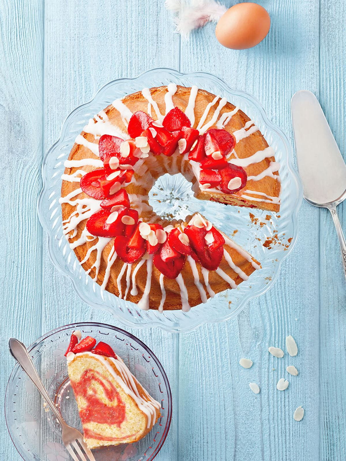 recipe image MANDELKAKA med jordgubbsrippel